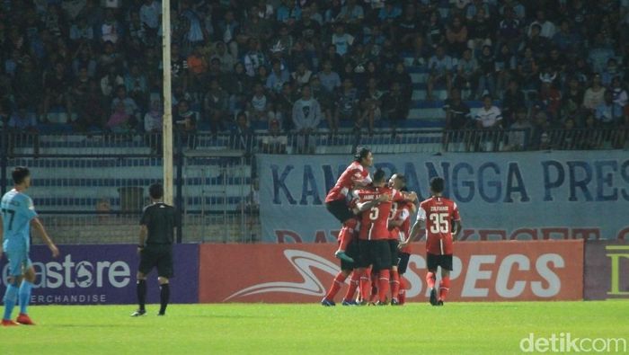 Madura United merayakan kemenangan 5-1 atas Persela Lamongan. Foto: Eko Sudjarwo/Detikcom) Madura United merayakan kemenangan 5-1 atas Persela Lamongan. Foto: Eko Sudjarwo/Detikcom)