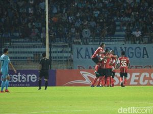 Puasnya Madura United Bikin 5 Gol di Kandang Persela Puasnya Madura United Bikin 5 Gol di Kandang Persela