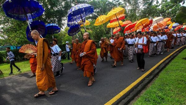 Ribuan Orang Ikuti Kirab Waisak di Candi Borobudur