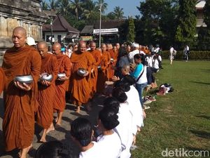 Rangkaian Waisak, Para Bhikkhu Laksanakan Pindapata di Candi Mendut Rangkaian Waisak, Para Bhikkhu Laksanakan Pindapata di Candi Mendut
