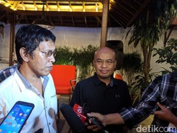 Tentang Kisah Persahabatan Adian Napitupulu dan Desmond J Mahesa