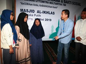 Berbagi Rezeki di Bulan Suci bersama Anak Yatim Berbagi Rezeki di Bulan Suci bersama Anak Yatim