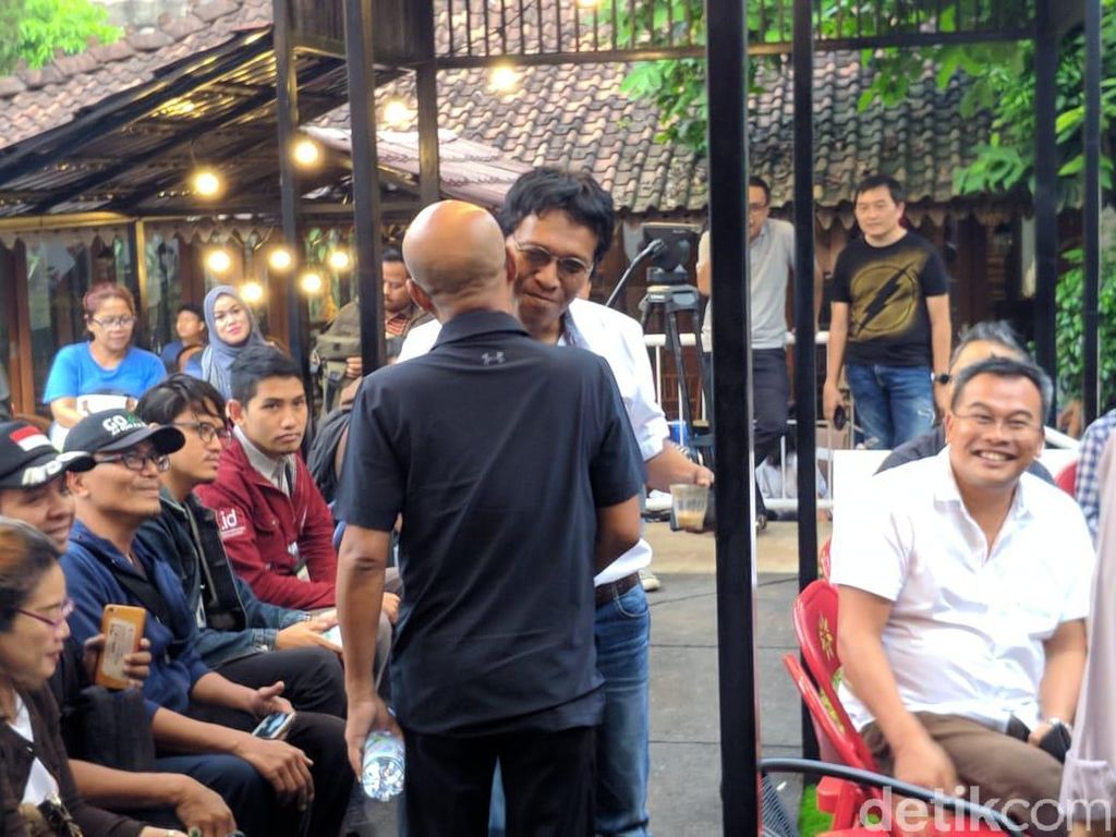 Nostalgia Bareng Adian Napitupulu, Desmond: Politik Cuma Permainan Nostalgia Bareng Adian Napitupulu, Desmond: Politik Cuma Permainan
