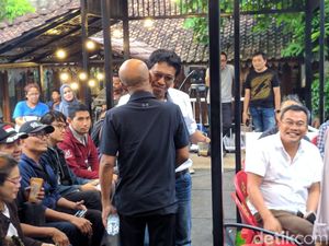 Nostalgia Bareng Adian Napitupulu, Desmond: Politik Cuma Permainan Nostalgia Bareng Adian Napitupulu, Desmond: Politik Cuma Permainan