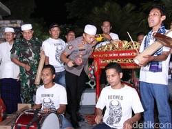 Kesenian Dongkrek Bangunkan Warga Madiun untuk Santap Sahur