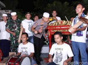 Kesenian Dongkrek Bangunkan Warga Madiun untuk Santap Sahur Kesenian Dongkrek Bangunkan Warga Madiun untuk Santap Sahur