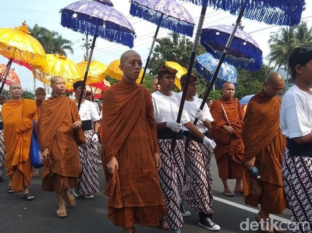 Meriahnya Arak-arakan Api Dharma dari Candi Mendut ke Borobudur Meriahnya Arak-arakan Api Dharma dari Candi Mendut ke Borobudur