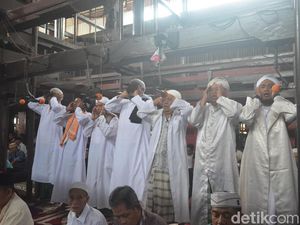 Foto: 1 Masjid, 7 Muazin yang Azan Foto: 1 Masjid, 7 Muazin yang Azan