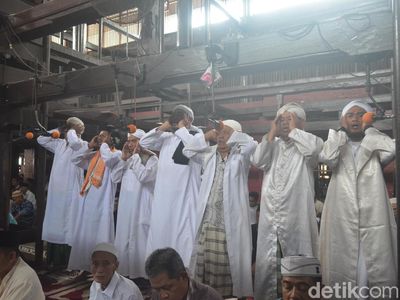 Foto: 1 Masjid, 7 Muazin yang Azan