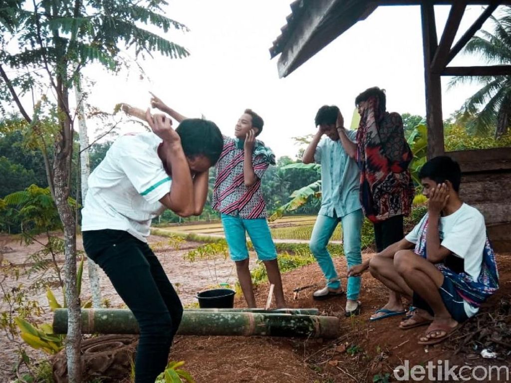 Sekelompok Pemuda Ciamis Masih Lestarikan Permainan Meriam Bambu