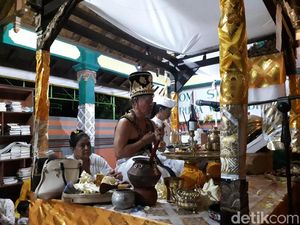 Khusyuknya Upacara Penyucian Pura di Sleman