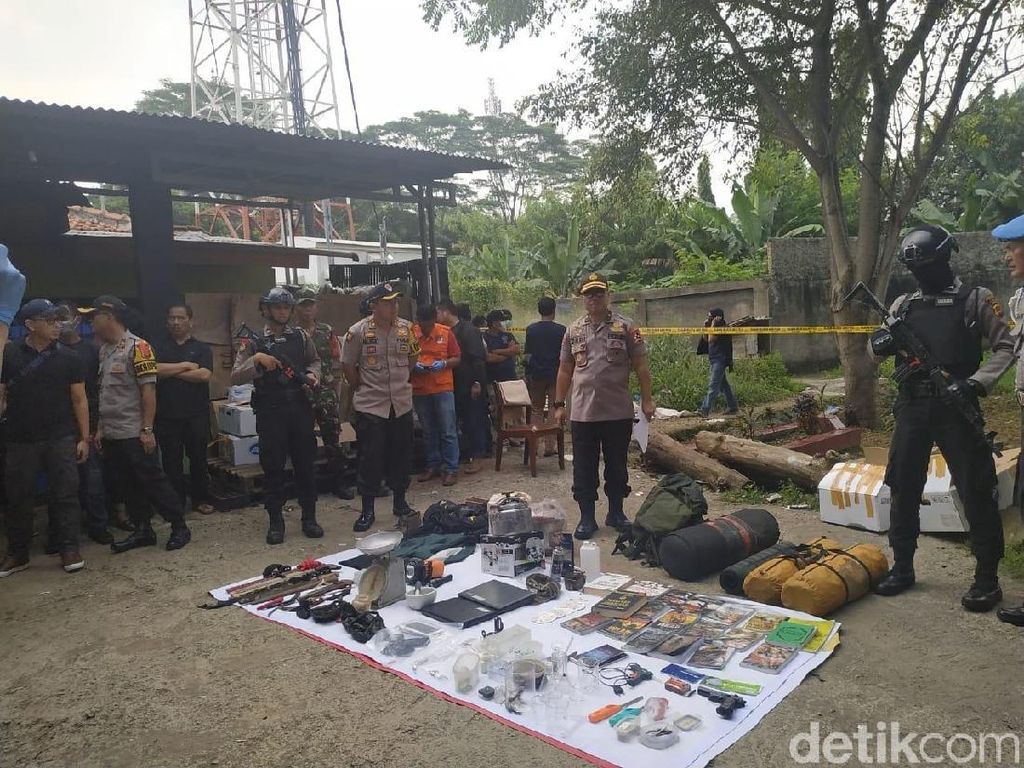 Fakta-fakta Terduga Teroris Bogor yang Simpan 6 Bom Siap Ledak Fakta-fakta Terduga Teroris Bogor yang Simpan 6 Bom Siap Ledak