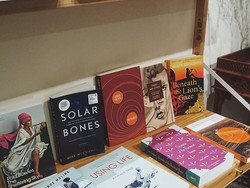 Menjelajah ke Belahan Dunia Lain Lewat Buku-buku di Transit Bookstore