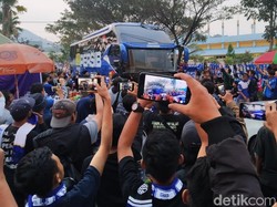 Bobotoh Penuhi Stadion, Tak Sabar Nonton Laga Perdana Persib