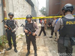 Polisi Olah TKP di Rumah Terduga Teroris Di Bogor, Warga Diminta Menjauh