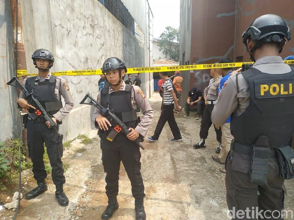 Polisi Olah TKP di Rumah Terduga Teroris Di Bogor, Warga Diminta Menjauh Polisi Olah TKP di Rumah Terduga Teroris Di Bogor, Warga Diminta Menjauh