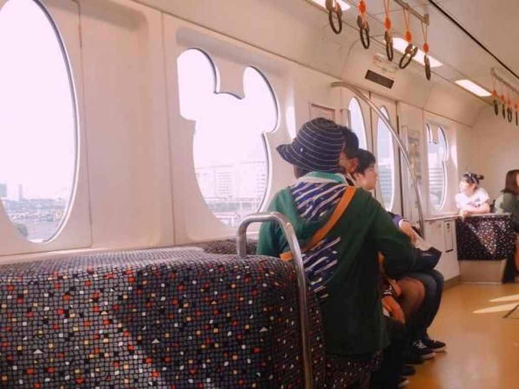 Ini Rasanya Naik Kereta Commuter di Tokyo Disneysea Ini Rasanya Naik Kereta Commuter di Tokyo Disneysea