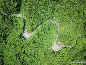 Jalan Cantik di Pegunungan China Ini Bantu Kurangi Kemiskinan