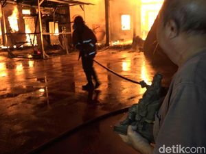 Kelenteng Terbakar, Patung Dewa Ini Selamat Meski Terbuat dari Kayu Kelenteng Terbakar, Patung Dewa Ini Selamat Meski Terbuat dari Kayu