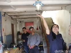 Warga Cibodas Manfaatkan Kotoran Hewan Jadi Lampu