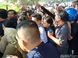 Ratusan Warga Kediri Berdesak-desakan Tukar Uang untuk Lebaran