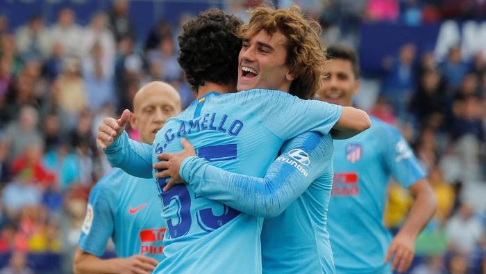 Griezmann memeluk Camello yang membawa Atletico Madrid menyamakan skor ke gawang Levante di pekan terakhir Liga Spanyol. (Foto: Heino Kalis/Reuters) Griezmann memeluk Camello yang membawa Atletico Madrid menyamakan skor ke gawang Levante di pekan terakhir Liga Spanyol. (Foto: Heino Kalis/Reuters)