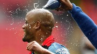 Kompany diguyur sampanye oleh rekannya. (Foto: Toby Melville/Reuters)