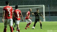 Upaya untuk memperkecil kekalahan terus dilakukan oleh para pemain Perseru.