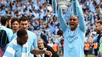 Beginilah penampakan Raheem Sterling yang kakinya terlilit kertas. (Foto: Julian Finney/Getty Images)