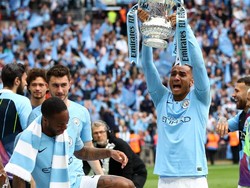 Beginilah penampakan Raheem Sterling yang kakinya terlilit kertas. (Foto: Julian Finney/Getty Images)
