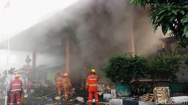Penampakan Asap Tebal di Kebakaran Pasar Kosambi