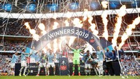 Para pemain berhamburan saat kembang api keluar sebagai tanda perayaan Man City. (Foto: John Sibley/Reuters)