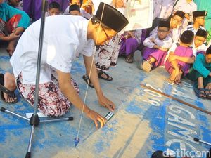 Santri di Kudus Belajar Tentukan Arah Kiblat Salat Santri di Kudus Belajar Tentukan Arah Kiblat Salat
