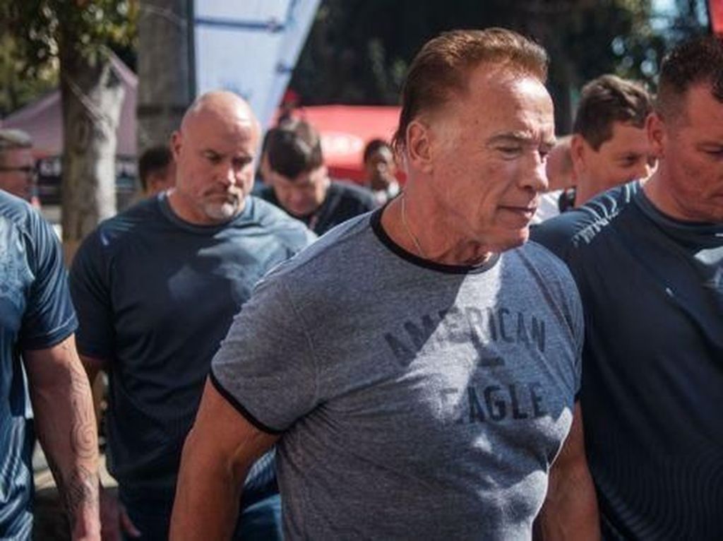 Arnold Schwarzenegger Ditendang, Netizen Salah Fokus Sama Tubuh Kekarnya Arnold Schwarzenegger Ditendang, Netizen Salah Fokus Sama Tubuh Kekarnya
