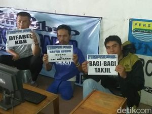 Puluhan Bobotoh Difabel Bandung Barat Bagi Takjil Gratis