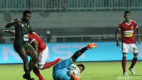 Yoewanto Stya Beny berhasil menyelamatkan gawangnya dari serangan para pemain Tira Persikabo.