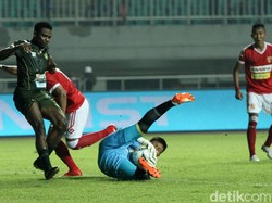 Yoewanto Stya Beny berhasil menyelamatkan gawangnya dari serangan para pemain Tira Persikabo.