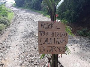 Protes Jalan Rusak, Warga Tulis Pajek Telat Didendo, Dalan Ajor Dijarno