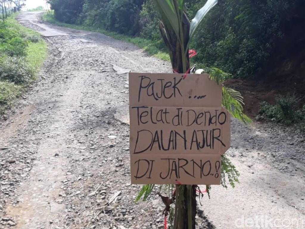 Protes Jalan Rusak, Warga Tulis Pajek Telat Didendo, Dalan Ajor Dijarno Protes Jalan Rusak, Warga Tulis Pajek Telat Didendo, Dalan Ajor Dijarno