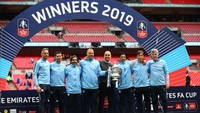 Pep Guardiola membawa City untuk pertama kalin sukses meraih treble domestik untuk pertama kalinya. Manajer asal Spanyol itu pun pose bersama staf kepelatihan. (Foto: Julian Finney/Getty Images)