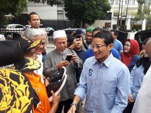 Sandiaga Beri Sepatu ke Relawan yang Jalan Kaki dari Semarang-Jakarta