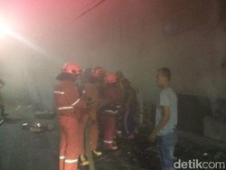 Petugas Berhasil Jinakkan Api yang Membakar Basement Pasar Kosambi