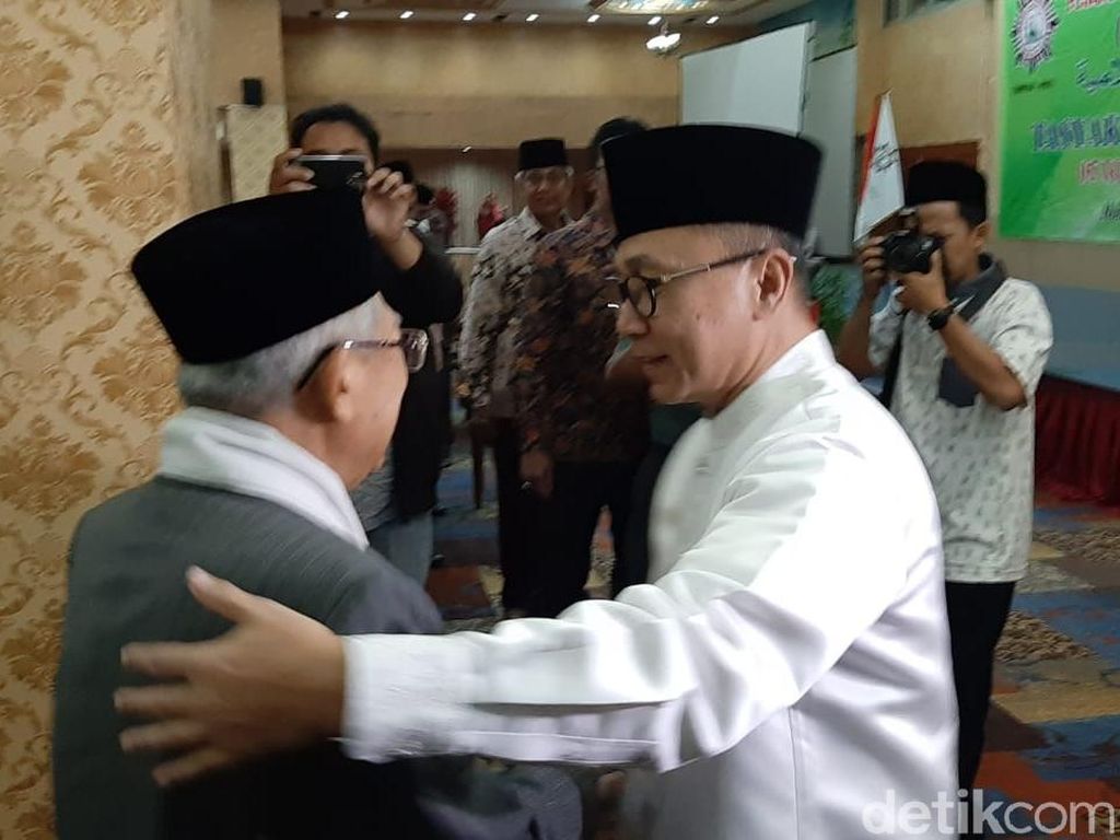 Bertemu di Bukber PERTI, Zulkifli Hasan Ucapkan Selamat ke Maruf Amin Bertemu di Bukber PERTI, Zulkifli Hasan Ucapkan Selamat ke Maruf Amin