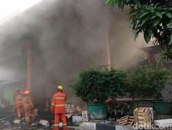Asap Tebal, Petugas Kesulitan Padamkan Api di Pasar Kosambi Bandung