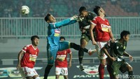 Serangan demi serangan dilancarkan para pemain Tira Persikabo.