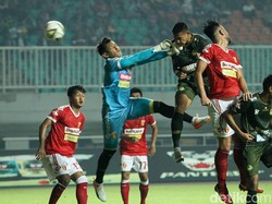 Serangan demi serangan dilancarkan para pemain Tira Persikabo.