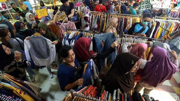 Tanah Abang Dipadati Warga yang Berburu Baju Lebaran