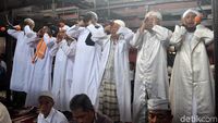 Potret 7 Muazin Kumandangkan Azan di Masjid Sang Cipta Rasa
