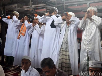 Potret 7 Muazin Kumandangkan Azan di Masjid Sang Cipta Rasa