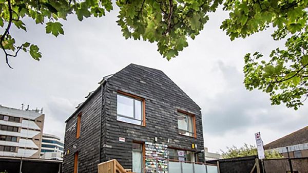 Percaya Nggak, Bangunan Ini Dibuat dari Sampah?